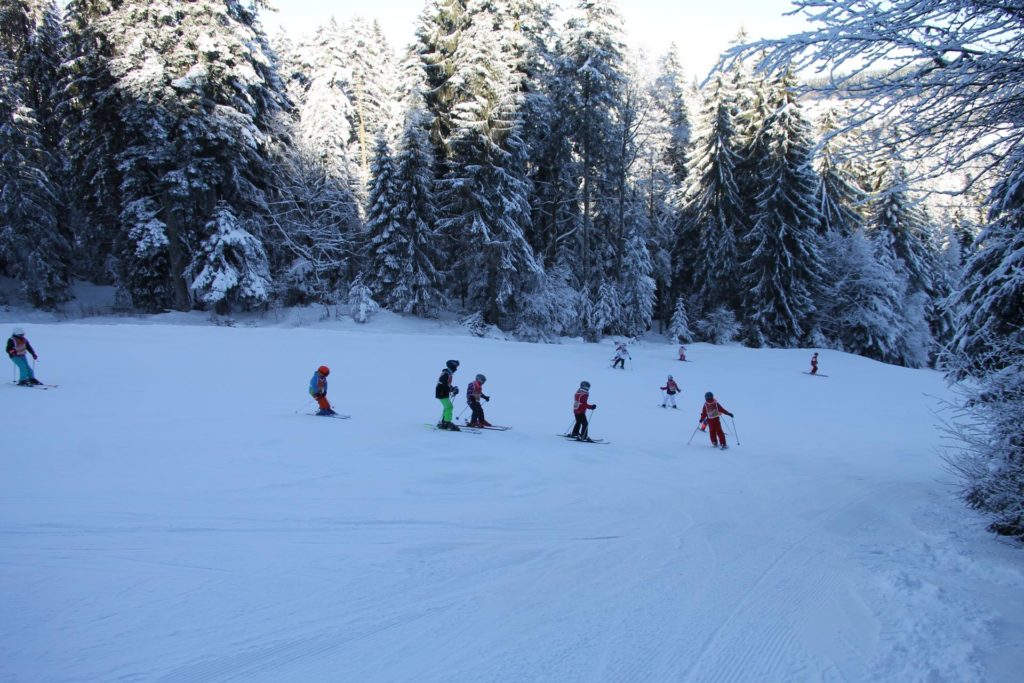 les enfants peuvent apprendre à faire du ski avec les moniteurs de l'ESF